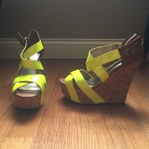 Cork wedges with platform and yellow straps
