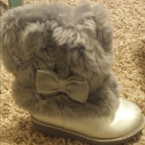 Grey faux fur toddler boots with bow size 6