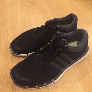 Adidas Size 9 Tennis Shoe
