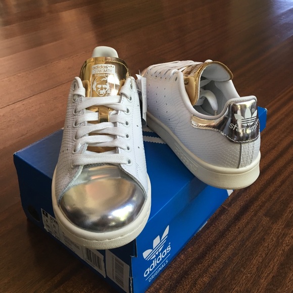Adidas Stan Smith tennis shoes. - Picture 2 of 3