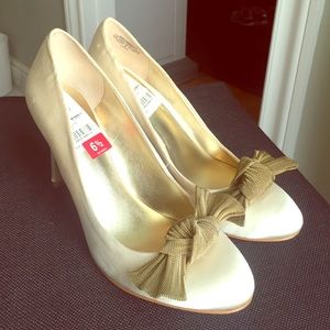 White satin heels with gold bow 👠🎀