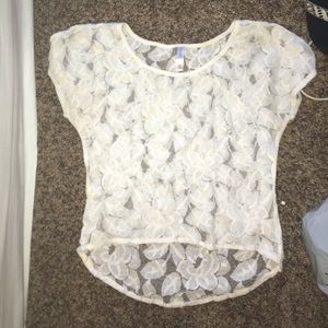 White lace floral crew neck cap sleeve shirt
