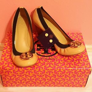 LIKE NEW Tory Burch 7.5 Patent Logo Wedges w/Studs