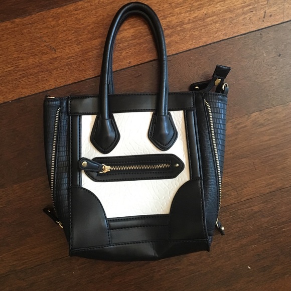 a purse - Picture 1 of 4
