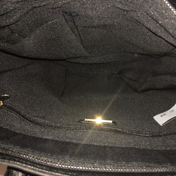 a purse - Picture 2 of 4