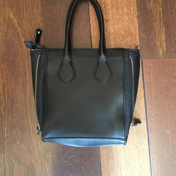 a purse - Picture 3 of 4