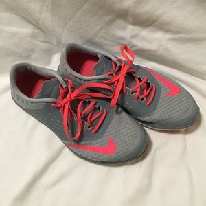 Gray and pink Nike Lite Run 2