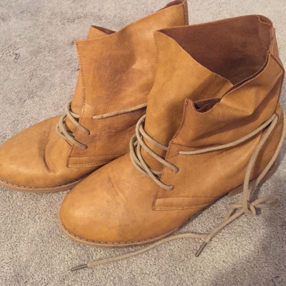 Short light brown booties