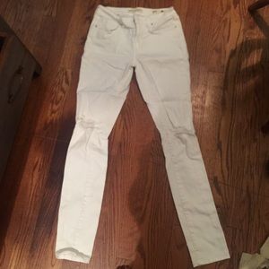 Bullhead white jeans. Low rise skinniest. Size 26