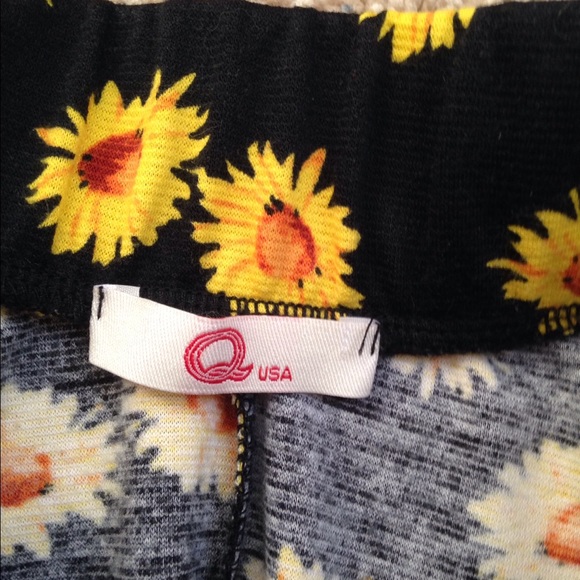 ❌sold❌ Flower print skirt - Picture 2 of 2