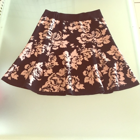 Very cute knit floral print skirt. Knee length. - Picture 1 of 2