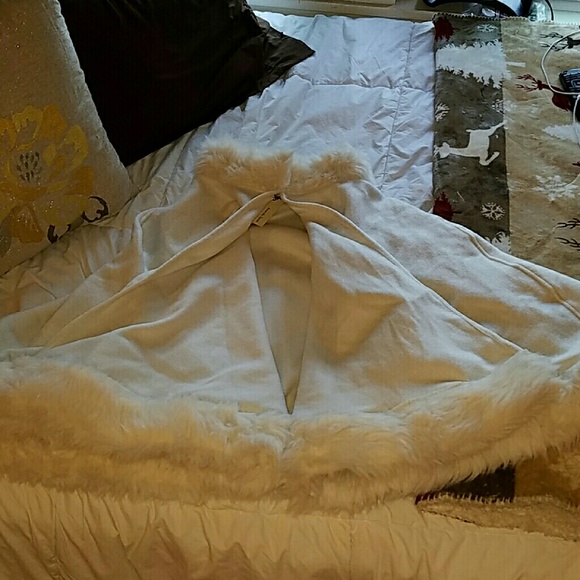 Emandal- white Shawl with Faux fur