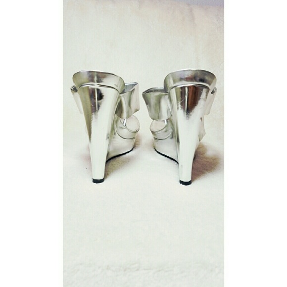 Jessica Simpson Silver Platform shoes - Picture 3 of 3