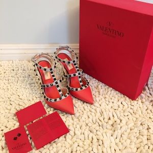 🎀SOLD ON Ⓜ🎀Valentino Lacquer Rockstud pump