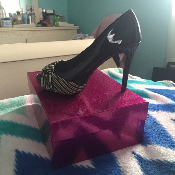 Never been worn navy heels - Picture 2 of 2