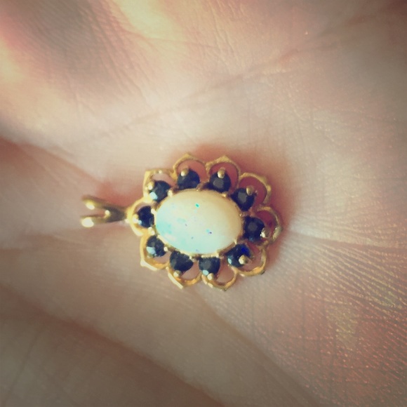 🎀💖NEW listing!! 10k opal and sapphire pendant