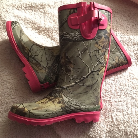 Camo rain boots. MY ORICE IS FIRM!