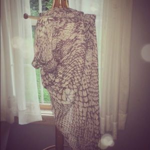 Mauve crocodile print scarf/wrap with fringe 🌸