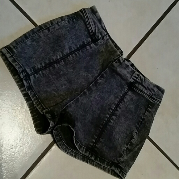HIGH-RISE short shorts