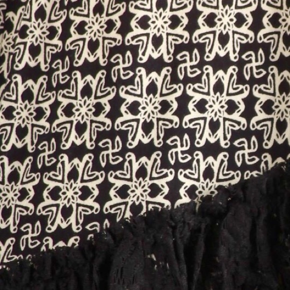 Lace Mix Overlap Tunic Top - Picture 4 of 4