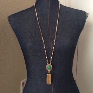 Avon Gold Tone & Green Stone Lariat Necklace