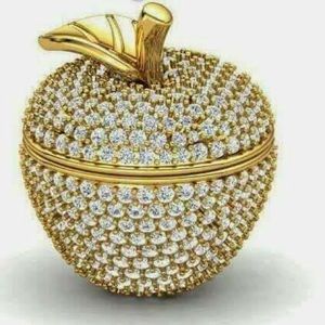 Meet your Posher, Mona