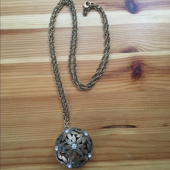 Beautiful gold flower pendant necklace!