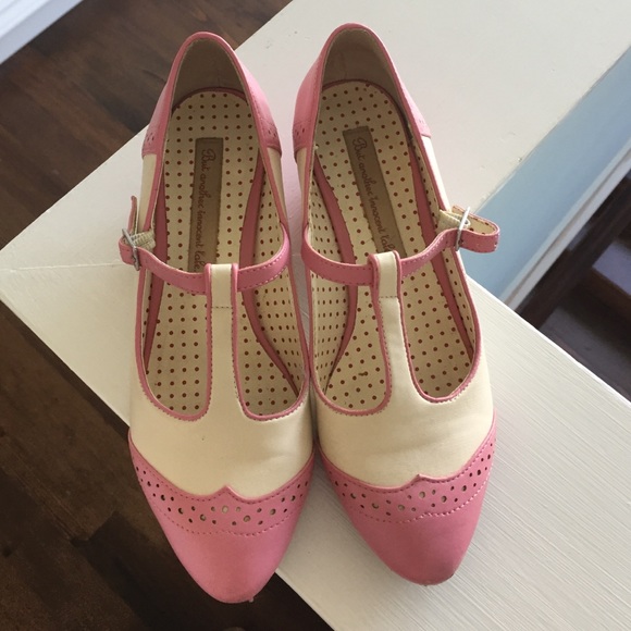 Retro kitten heel T-strap shoes