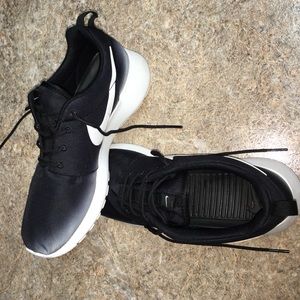Black & White Nike Roshes
