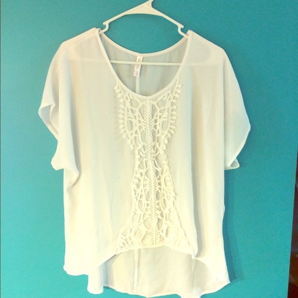 White high-low shirt w/lace