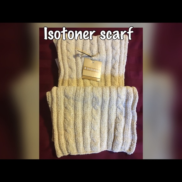 ISOTONER SCARF NWT