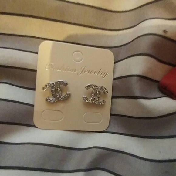 Stud earing