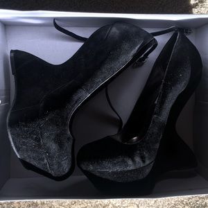 Black wedges