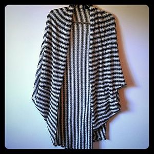 Torrid black and white kimono