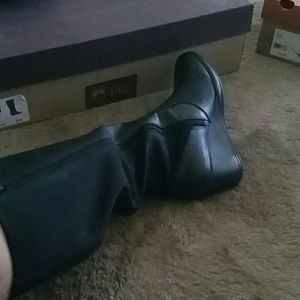 Clarks black boots size 6.5 Wide