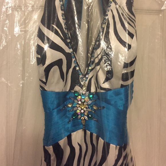 Stunning zebra print prom dress - Picture 2 of 4