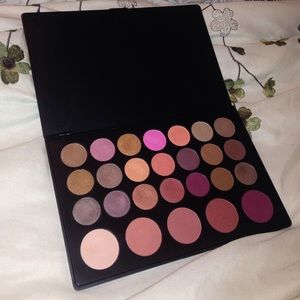 ✨MUST GO✨ BH Cosmetics 26 Color Palette