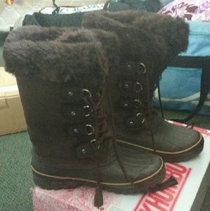 Brand New KHOMBU brown winter boots.
