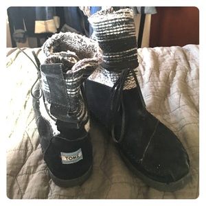 Toms tribal suede boots. Lined with Sherpa like