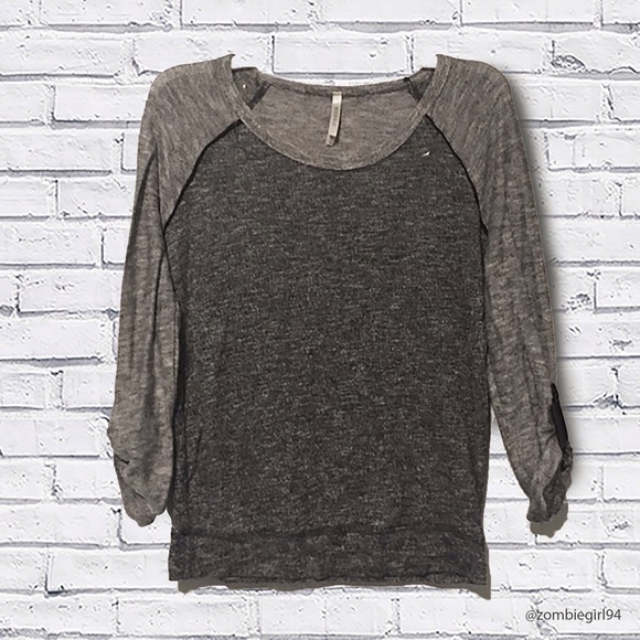 Scoop neck knit 3/4 sleeve shirt