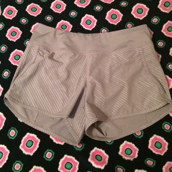 Taupe UA "Speed shorts"
