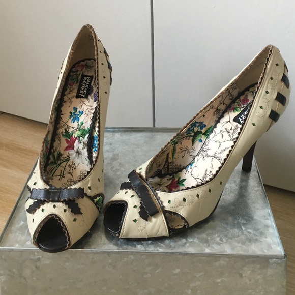 Peep-toe pumps