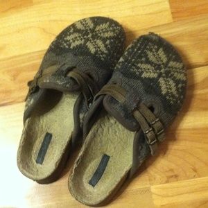 American Eagle clogs