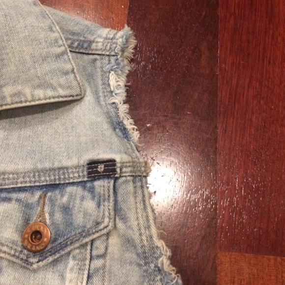 Vest - Picture 3 of 4