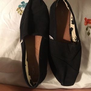 Black TOMS