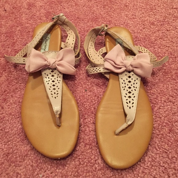 Tan leather sandals with bows