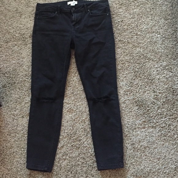 Forever 21 black ripped knee jeans