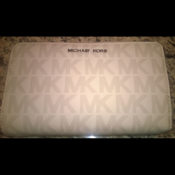 Michael Kors wristlet