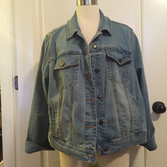 PLUS SIZE Light Wash Denim Jacket