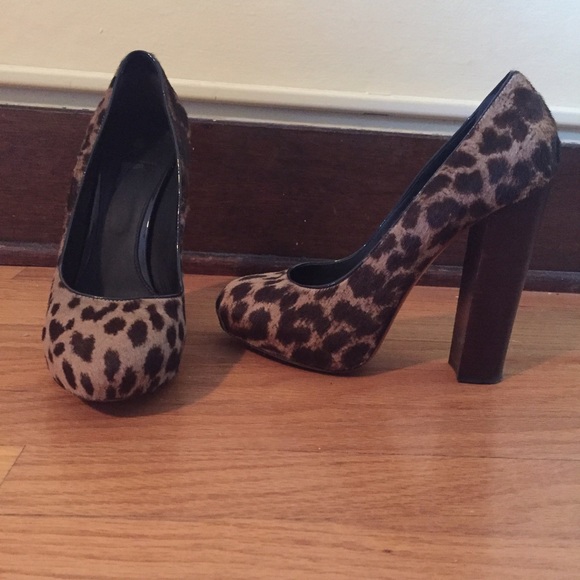 B by Brian Atwood leopard print pump; size 9